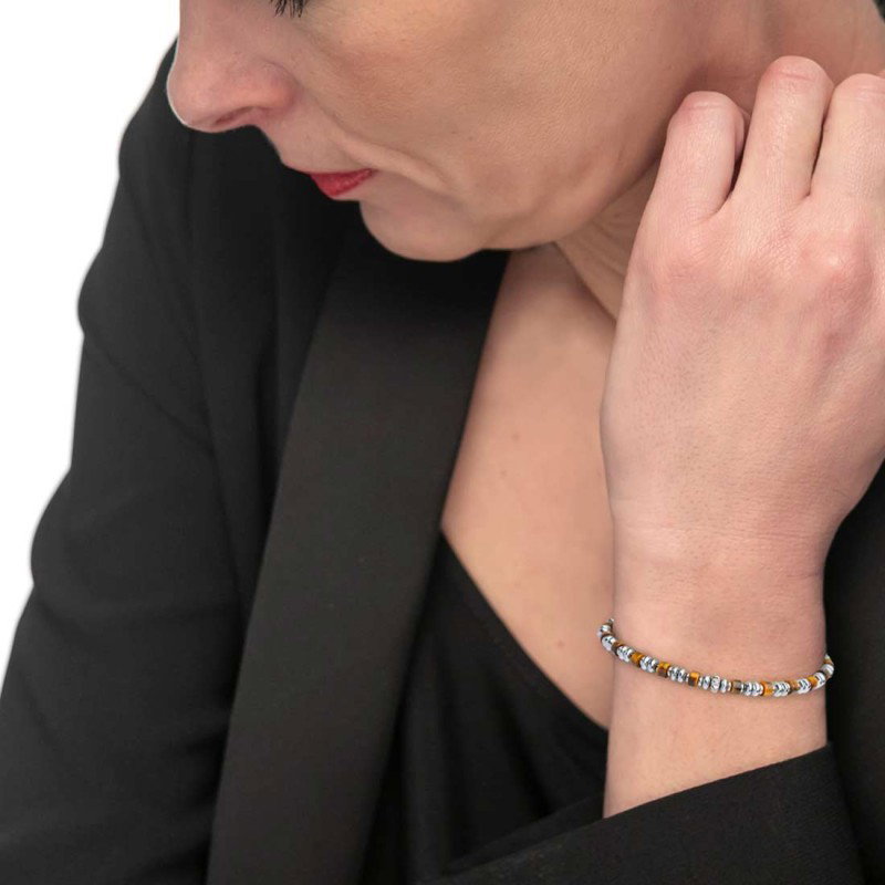 Bracciale con rondelle in pietra ed elementi in ematite