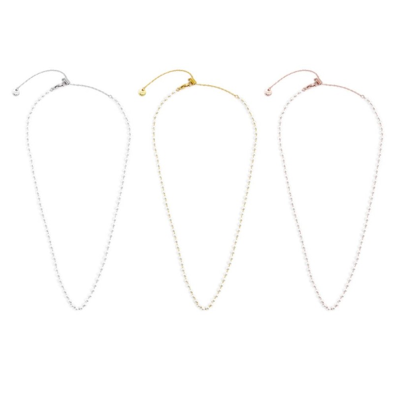 Collana con perle e lettera con cristalli