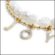 Bracciale con perle di fiume e bracciale a sfere con charm lettera cristalli