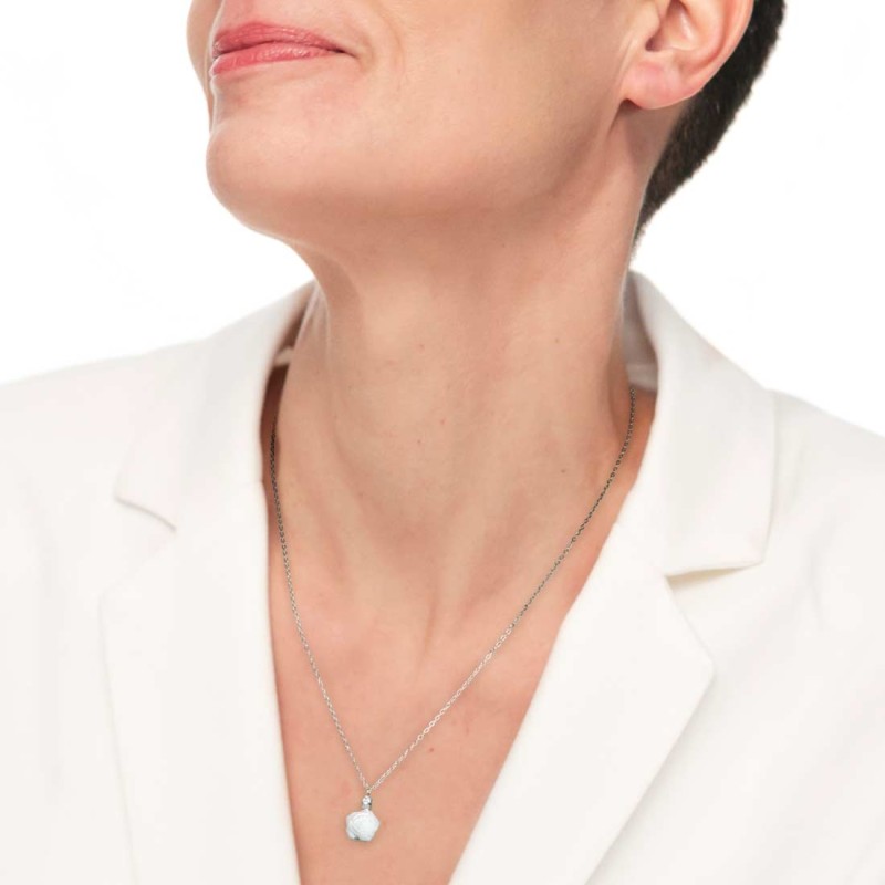 S.S. NECKLACE CROSS CHAIN WITH MOP ROSE SHAPE PEND S.steel necklace with cross chain 1,20 mm width. On the center pendant with m