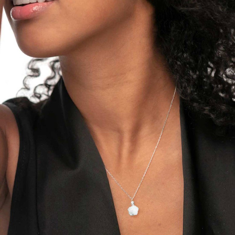 S.S. NECKLACE CROSS CHAIN WITH MOP ROSE SHAPE PEND S.steel necklace with cross chain 1,20 mm width. On the center pendant with m