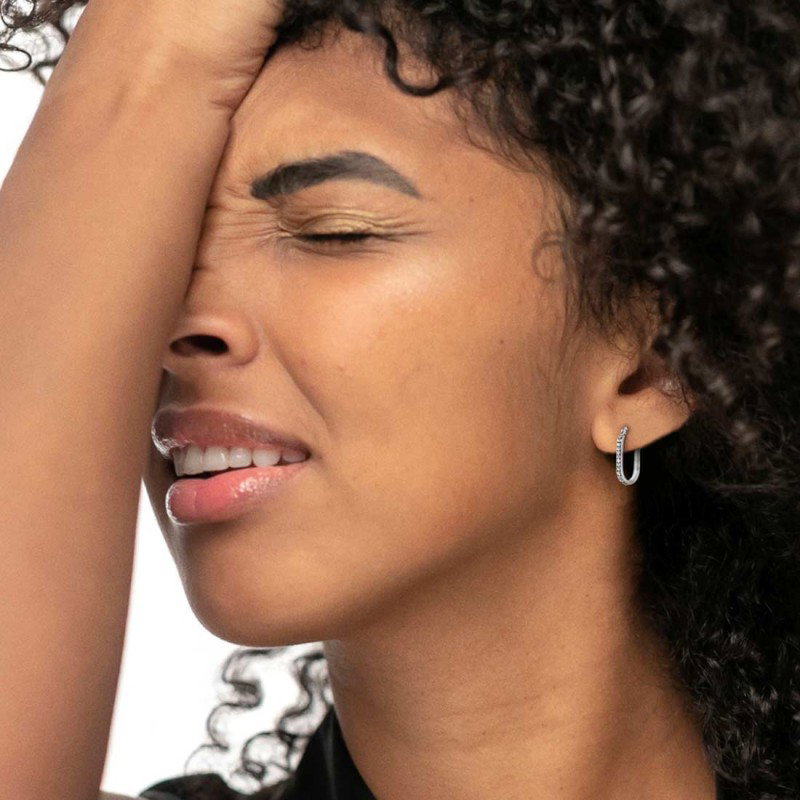 Orecchino ovale con zirconi e smalto