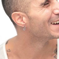 Orecchino ovale con zirconi e smalto