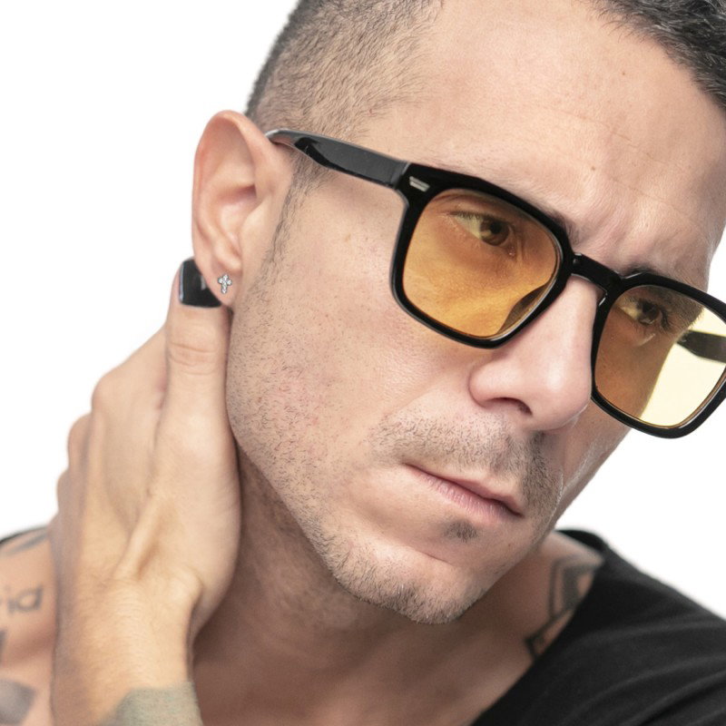 Orecchino a lobo con croce pendente con zirconi