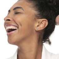 Orecchino a lobo con croce pendente con zirconi