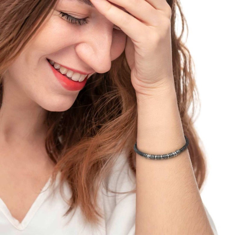 Bracciale con dischetti di pietra lavica e anellini in acciaio centrali