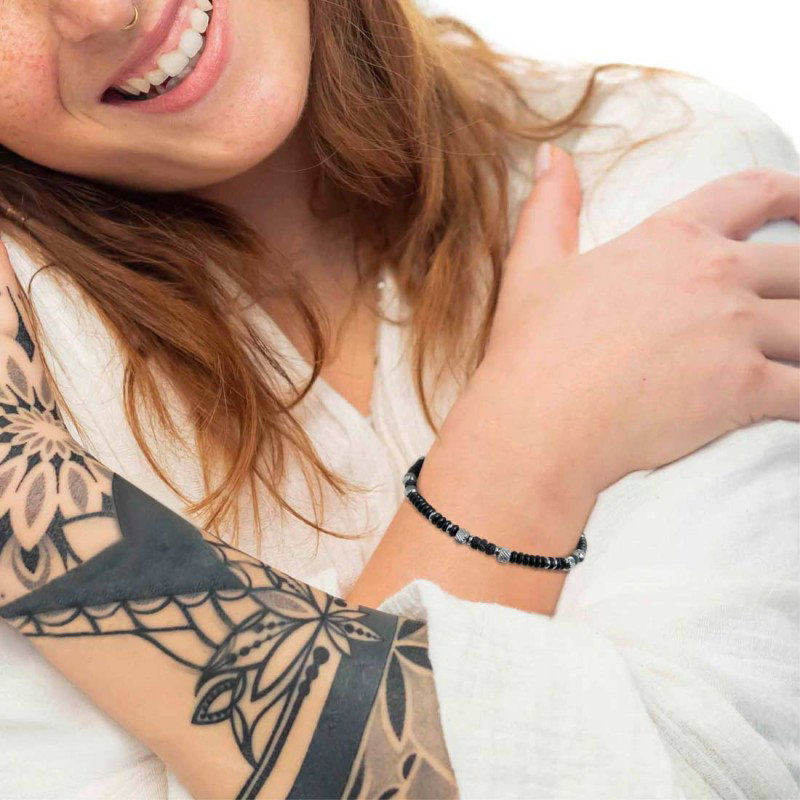 Bracciale con dischetti di onice nera e pietra lavica e anellini in acciaio