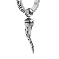 Orecchino a cerchio con corno pendente