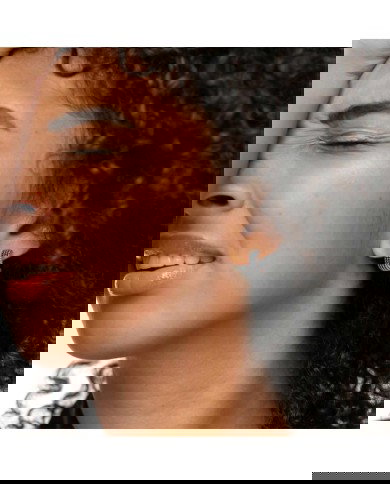 Orecchino a lobo a cerchietto con trama puntinata black oil