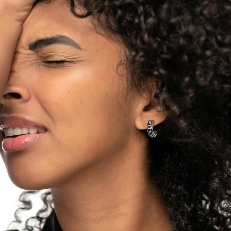 S.S. SINGLE EARRING DOTS AND BLACK CRYSTAL S.steel single hoop earring with dots texture by casting and mat black oil 4,40*11,22