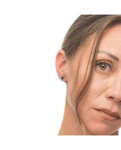 Orecchino a lobo con zircone nero quadrato 0,7mm