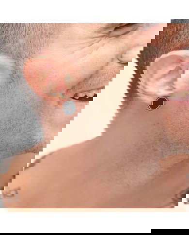 Orecchino a lobo tondo centro smalto nero con bordo trama puntinata