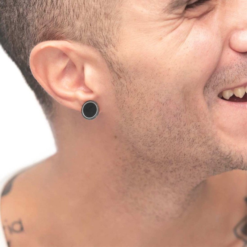 S.S. SINGLE EARRING ROUND WITH BLACK ENAMEL S.steel single round earring 12 mm diameter with on the edge dots texture by casting