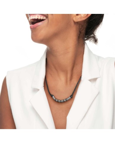 Collana cordino strobel elementi in acciaio con trama puntinata in black oil