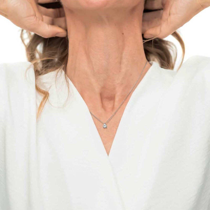 S.STEEL NECKLACE WITH WHITE CZ STONE 4,25 MM S.steel necklace with cutting cross chain, 1 mm width, 0,20 mm thickness. On the ce