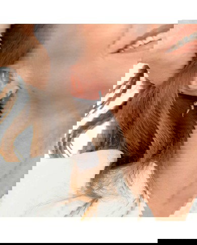 Orecchino a cerchio con corno pendente