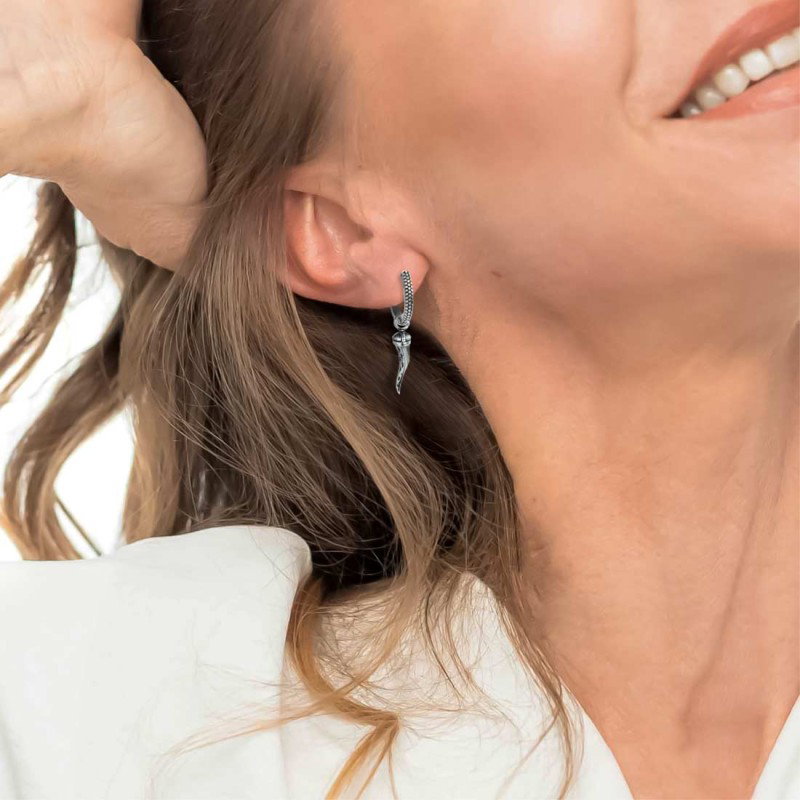 S.S SINGLE ROUND EAR WITH HORN PENDANT Polished s.steel single round earring 15,15 mm diameter 2,10 mm thickness, with mat black