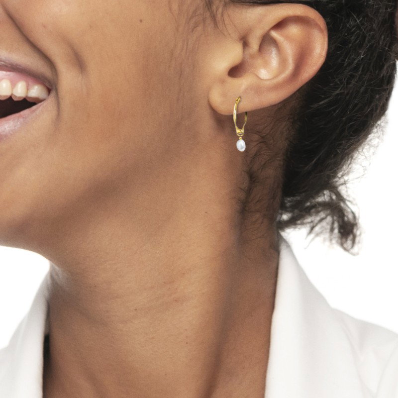 Orecchino a cerchio con perla ovale pendente