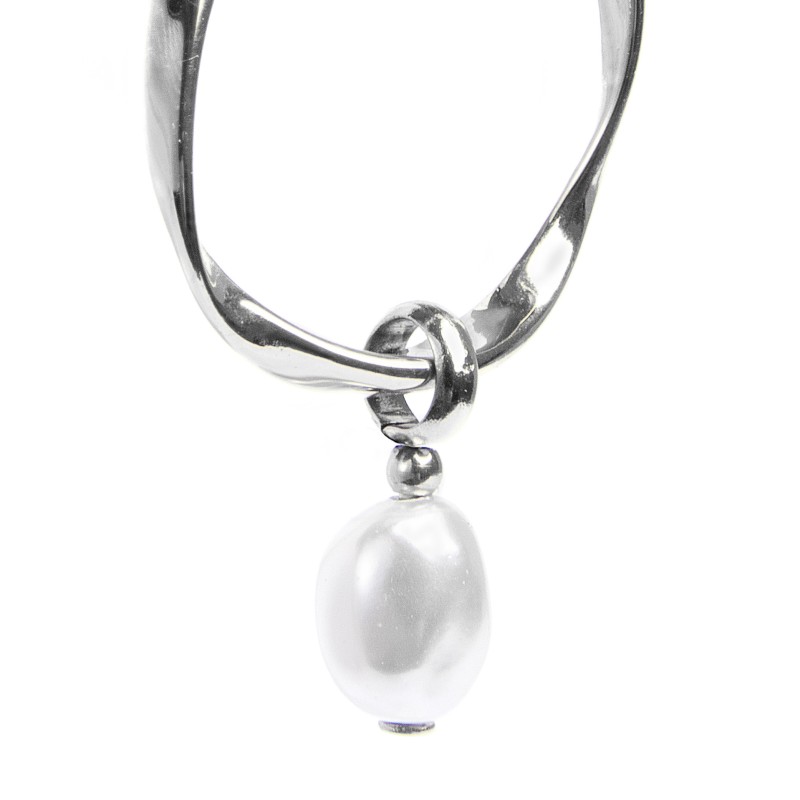 Orecchino a cerchio con perla ovale pendente