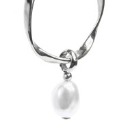 Orecchino a cerchio con perla ovale pendente