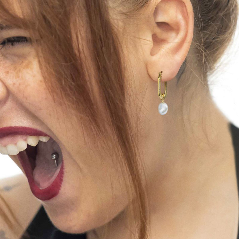 Orecchino a cerchio ovale con perla pendente