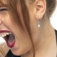 OR ACC MONO OVALE CON TRAMA CON PERLA IRR. PEND