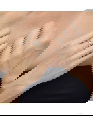 Anello incrociato con zirconi bianchi