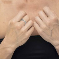 Anello incrociato con zirconi bianchi