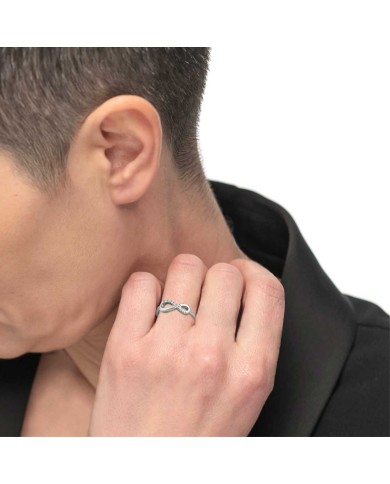 Anello infinito con zirconi bianchi