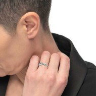 Anello infinito con zirconi bianchi