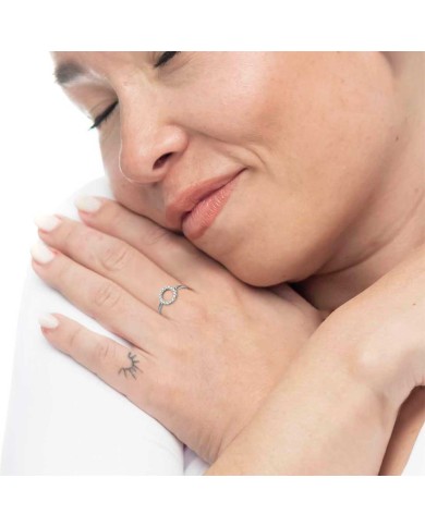 Anello cerchio con zirconi bianchi