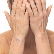 Bracciale infinito con zirconi bianchi