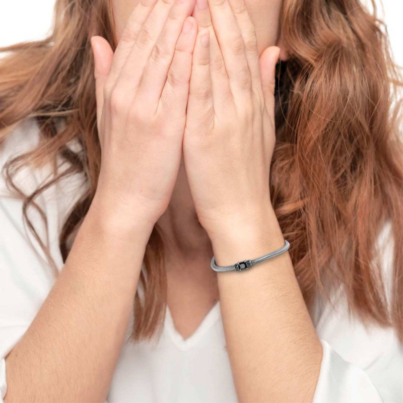 Bracciale con zircone nero centrale e bracciale con perle