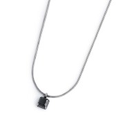 Collana con zircone nero e collana con perle