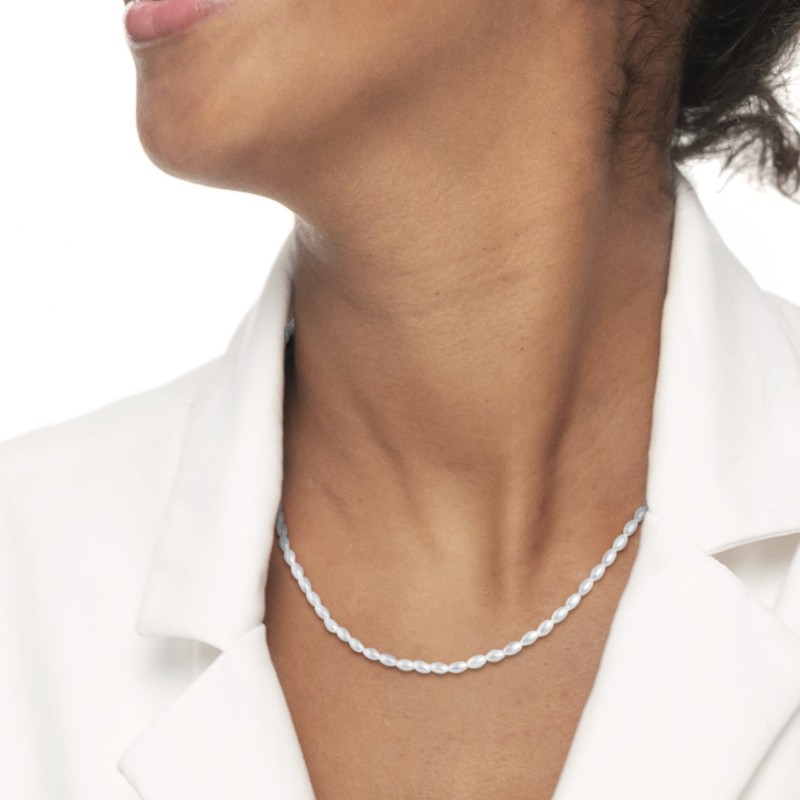 Collana con zircone nero e collana con perle