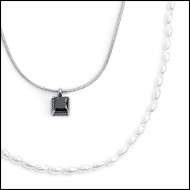 Collana con zircone nero e collana con perle