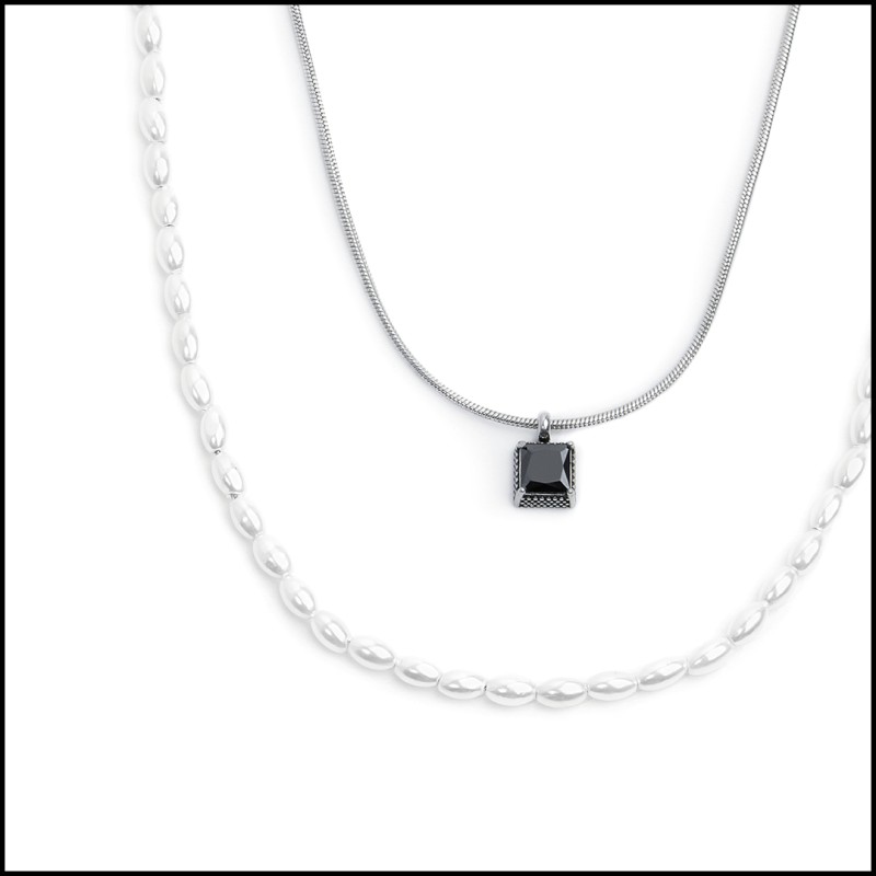 Collana con zircone nero e collana con perle