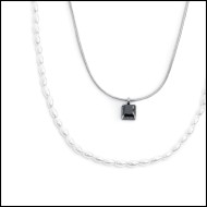 Collana con zircone nero e collana con perle