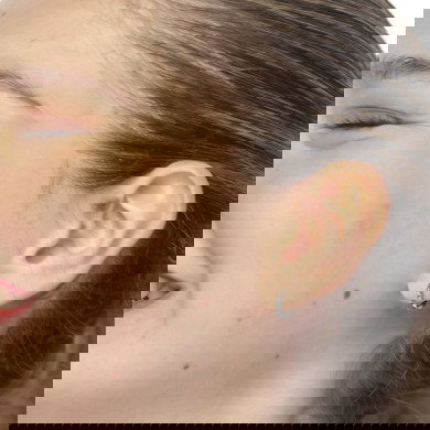 Orecchino a cerchio ritorto 1,5 cm trama diamantata