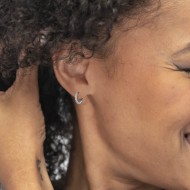 Orecchino a cerchio 1,3 cm trama con sfere