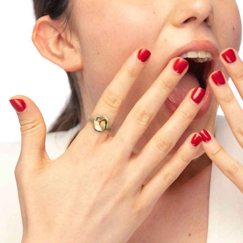 Anello con bottone martellato