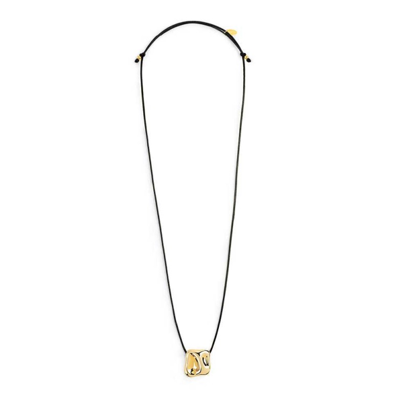 Collana cordino con pendente quadrato irregolare martellato