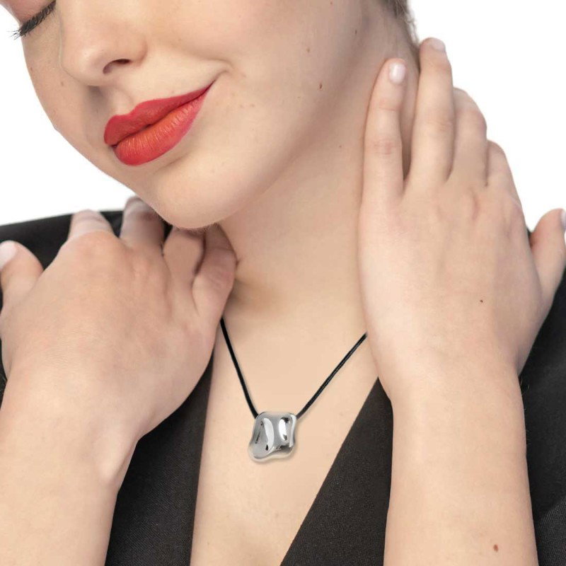 COLLANA CON CORDINO NERO CON PEND A QUAD. IRR. ACCIAIO