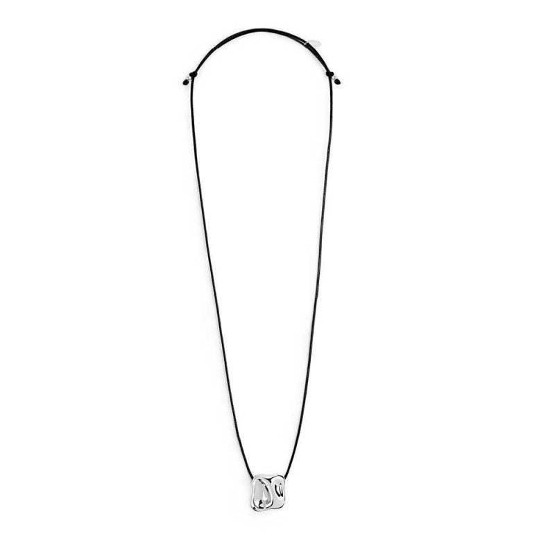 Collana cordino con pendente quadrato irregolare martellato
