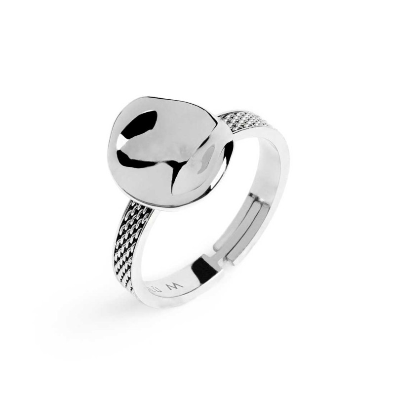 Anello con bottone martellato