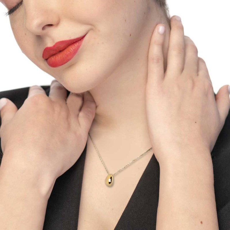 Collana con centrale a forma di goccia