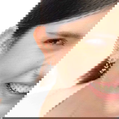 Orecchino ovale con cuore pendente con zircone