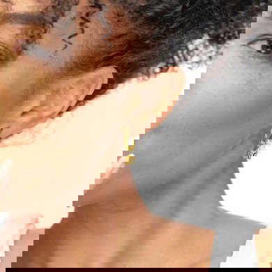 Orecchino ovale con stella pendente con zircone