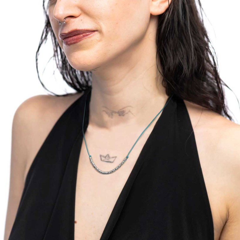 Collana cordino con sfere e rondelle al centro