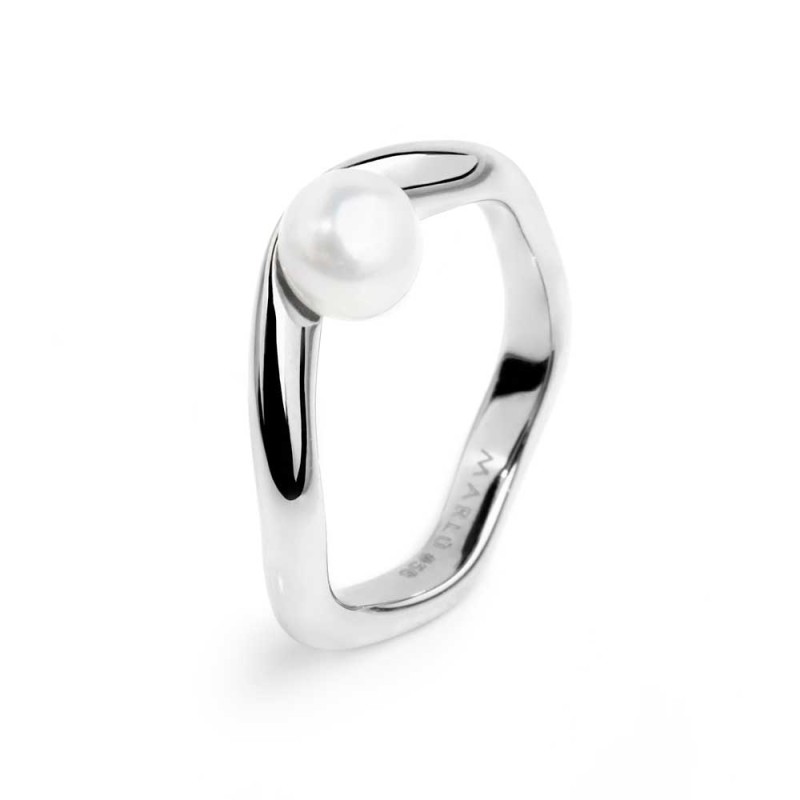 Anello a fascia a forma organica con perla